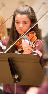 young girl playing violin