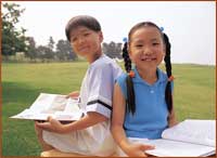 2 childrens outside with books
