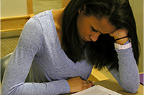 Kyra mirando hacia abajo.