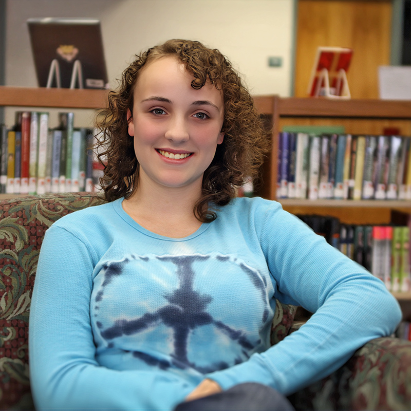 Erin sentada y sonriente