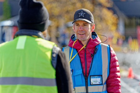 Professor Daniel Work discussing the experiment with a volunteer driver (Vanderbilt University)