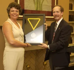 8-26-04 Peabody Dean Camilla Benbow receives an award for lifetime achievement from the MENSA Education and Research Foundation. (Vanderbilt Photo / Daniel Dubois)
