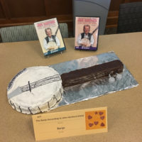 A banjo-shaped cake.