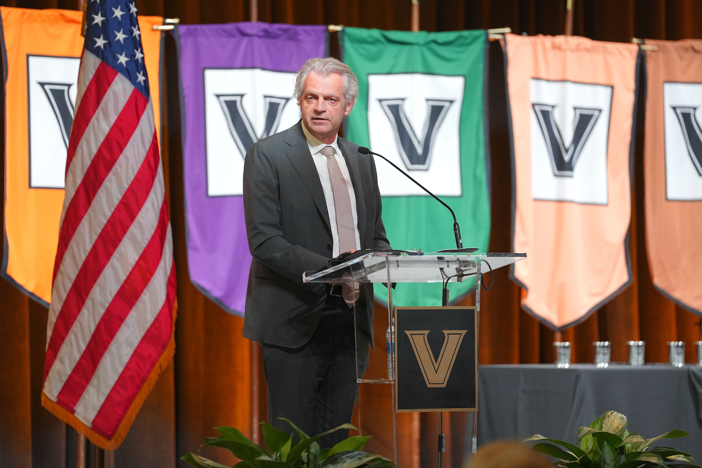 Diermeier announces major initiatives for Vanderbilt at Fall Faculty Assembly