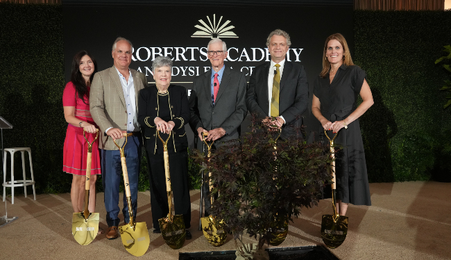 Left to right: Cyndy Roberts, Jim Roberts, Marjorie Roberts, Hal Roberts, Vanderbilt Chancellor Daniel Diermeier and Julia Roberts at the announcement for the Roberts Academy and Dyslexia Center at Vanderbilt University on Sept. 26, 2023. (John Russell/Vanderbilt)