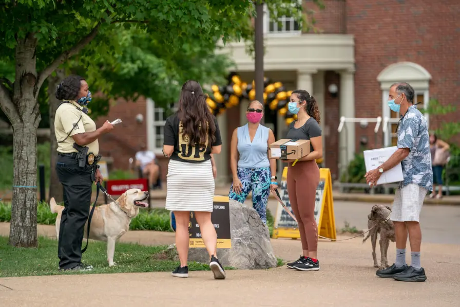 First year students make new friends as they arrive on the Martha Rivers Ingram Commons.