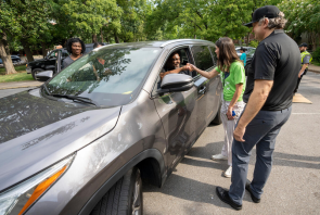 Chancellor Daniel Diermeier welcomes families to campus during Move-In 2022.