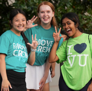 students holding up the vu hand sign