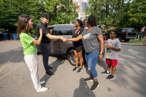 Chancellor Daniel Diermeier welcomes families to campus during Move-In 2022.