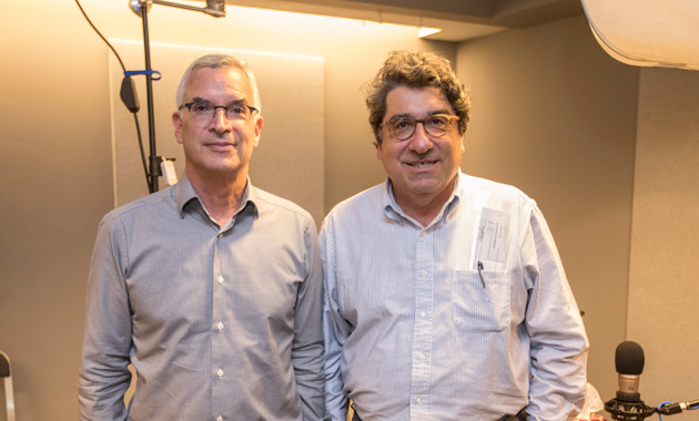 Facebook founding engineer Jeff Rothschild and Chancellor Nicholas S. Zeppos. (Vanderbilt University)