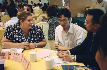 Debbie McAdams, executive director of exceptional education for Metropolitan Nashville Public Schools, meets with Chinese educators.