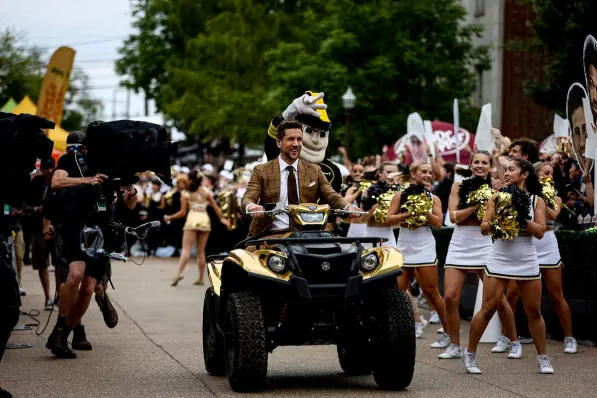 Former Commodores quarterback and "SEC Nation" co-host Jordan Rodgers was the honorary captain for the game and got a warm welcome from the crowd.