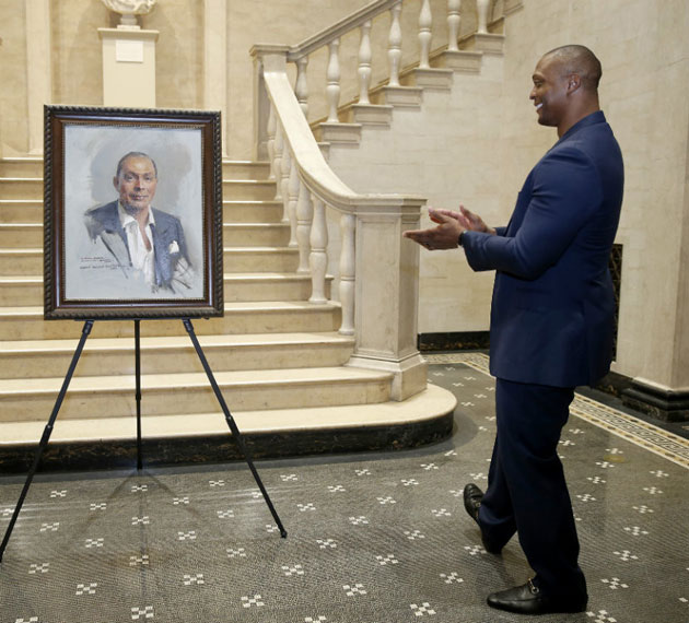 Eddie George admires the work of noted portraitist Everett Raymond Kinstler during an unveiling ceremony at the Fine Arts Gallery July 10. (Vanderbilt University)