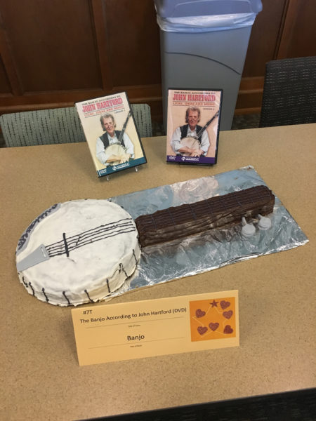 A banjo-shaped cake.