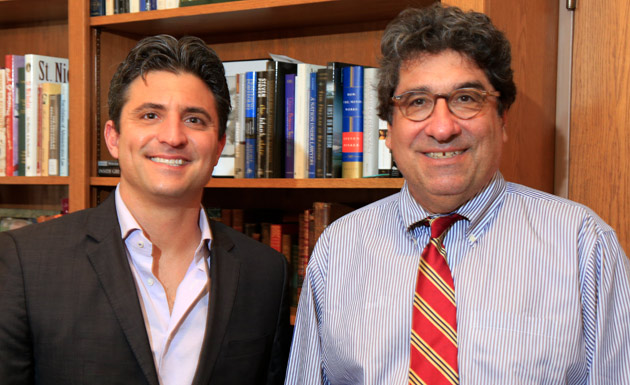 WiseWear CEO Jerry Wilmink and Chancellor Nicholas S. Zeppos (Pat Slattery/Vanderbilt)