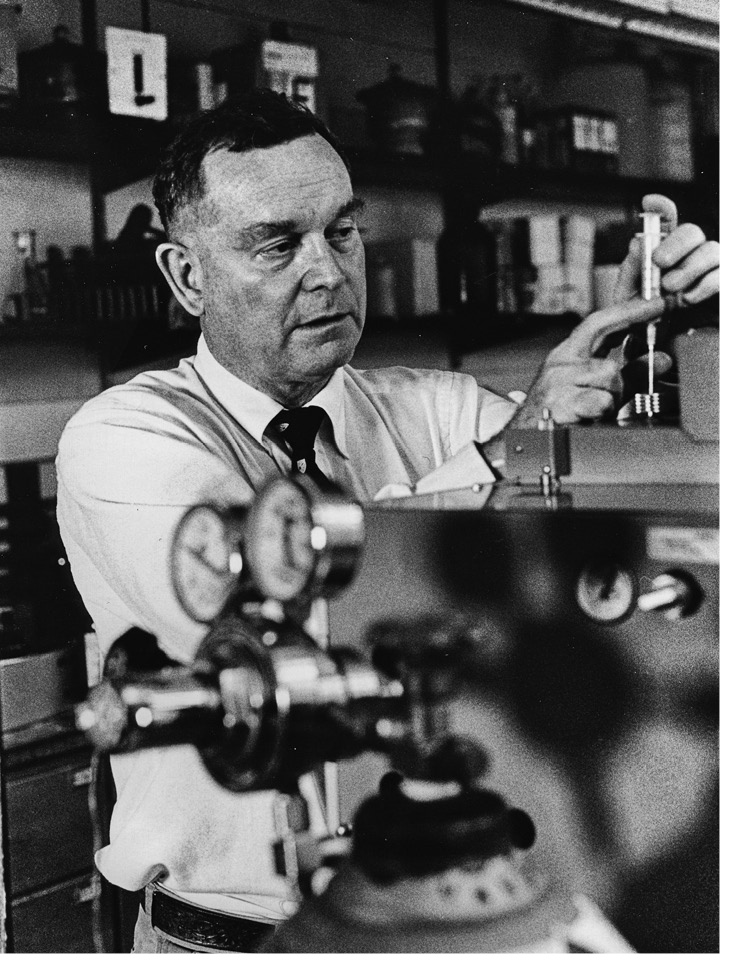 Wilson in his Vanderbilt chemistry lab in 1983 (VANDERBILT SPECIAL COLLECTIONS AND UNIVERSITY ARCHIVES)