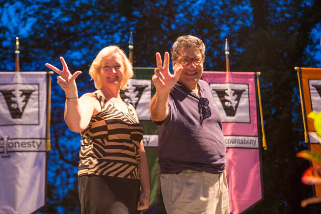 L-r: Provost and Vice Chancellor for Academic Affairs Susan R. Wente and Chancellor Nicholas S. Zeppos at Founders Walk 2018. (Anne Rayner/Vanderbilt)