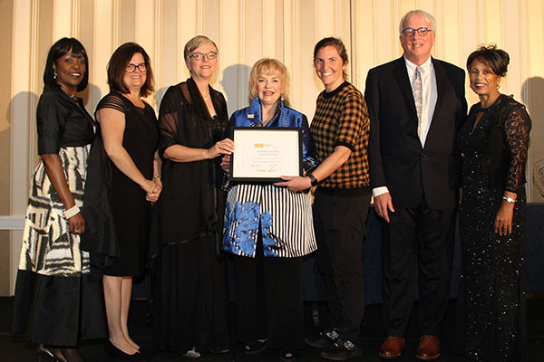 VUSN faculty with award certificate. NLN officials are on either end and in the center of the photo.