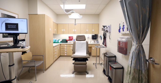 A large treatment room for any necessary minor procedures adds convenience for both patients and clinicians at the new General Surgery Clinic in Hillsboro Village, a half mile from Vanderbilt University Medical Center’s main campus in Nashville. 