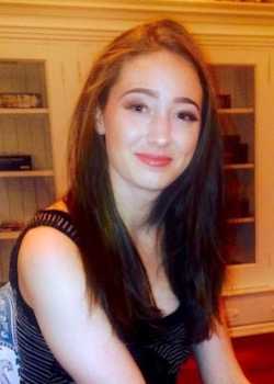 headshot of Elisabeth Bloom