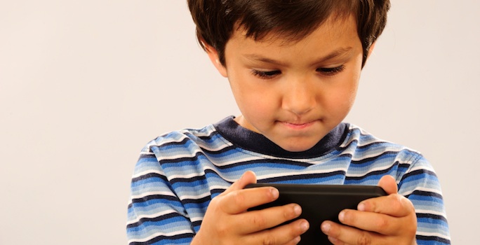 child and smartphone