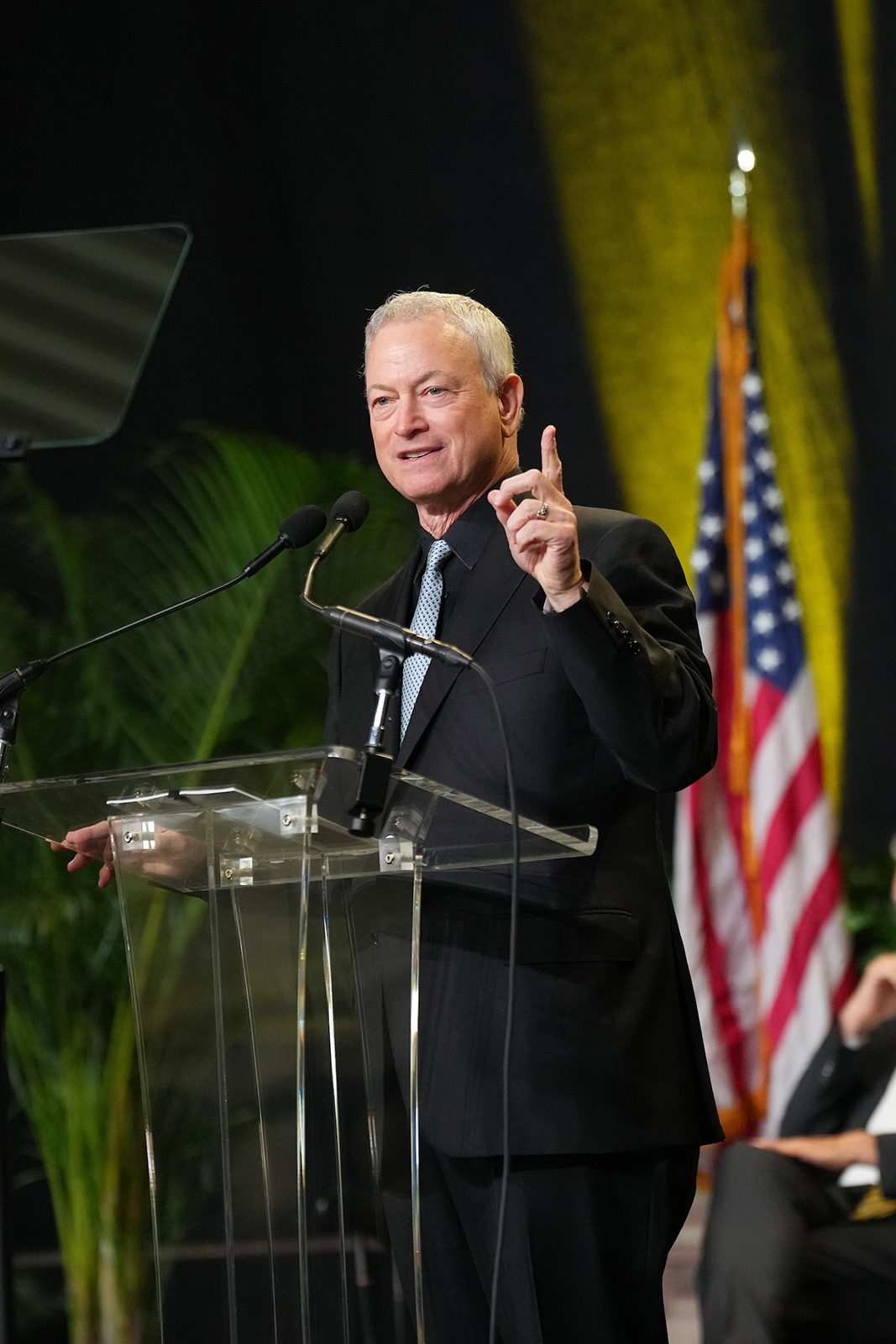 Actor, philanthropist Gary Sinise urges graduates to live meaningful lives in service to others
