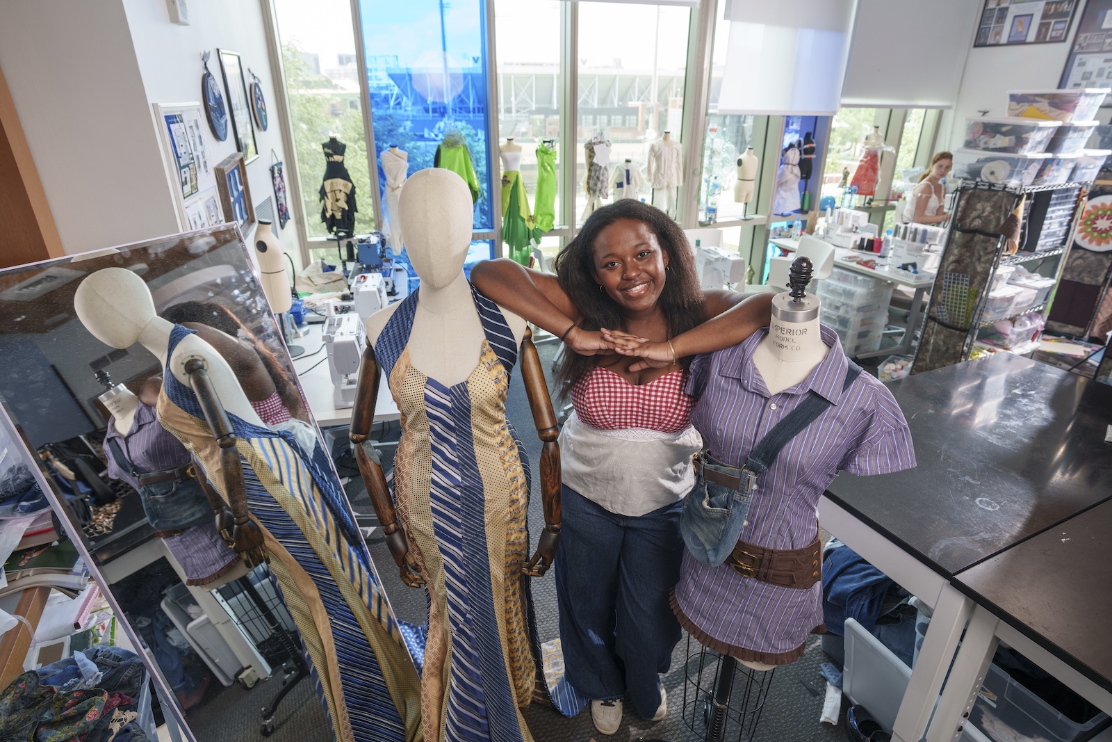 Immersion Vanderbilt Student Leilani Rucker in the sewing lab in the Wond’ry.