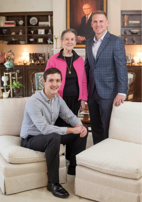 Bess Henderson recently had lunch with two current recipients of the Bruce D. Henderson Scholarship, Andy Niemeier [seated] and Ryan Stierwalt. The students were fascinated by her behind-the-scenes report of what it was like working at the Boston Consulting Group in its early days.