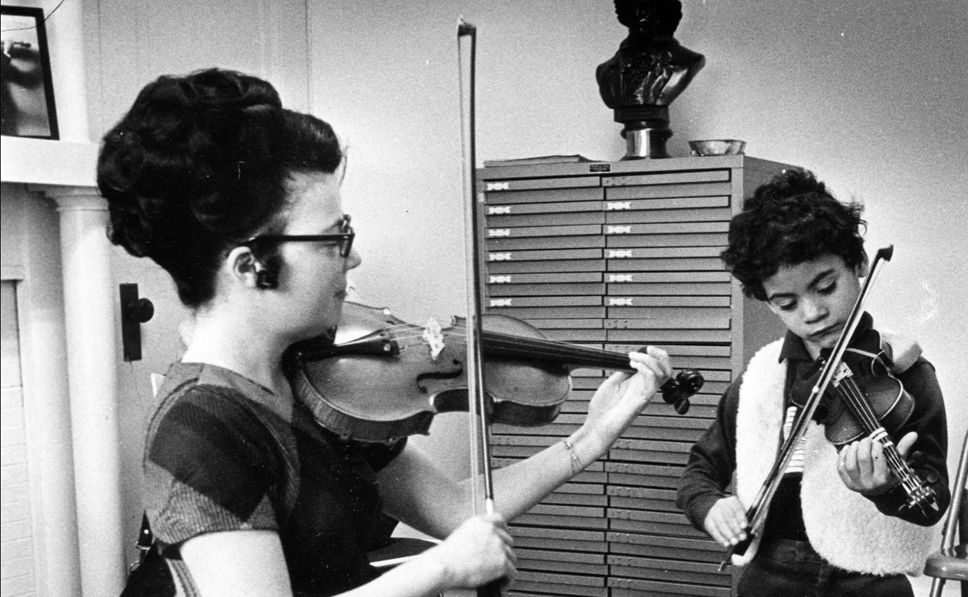 Instructor Sharon Rogers and a child practice the violin at the Blair Academy of Music. (Vanderbilt University)