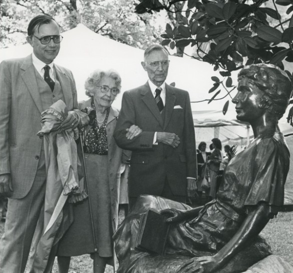 Margaret Branscomb is flanked by her son Lewis Branscomb, a Vanderbilt trustee emeritus, and her husband, Chancellor Emeritus Harvie Branscomb, at the unveiling of the statue in 1985.