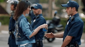 Kendall Jenner hands a police offer a Pepsi in the cringeworthy marketing campaign ”Live for Now”.