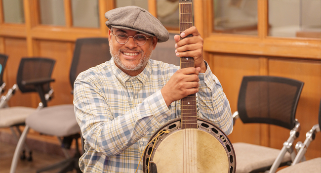 Don Flemons poses with a banjo