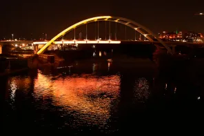 The Korean War Veterans Memorial Bridge, which spans the Cumberland River in downtown Nashville, was lit up in Vanderbilt’s colors in honor of the Sesquicentennial.