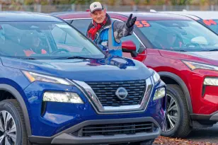 Jonathan Sprinkle talks to a volunteer before the experiment. (Vanderbilt University)