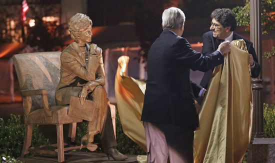 Board of Trust Chairman Mark Dalton and Zeppos unveil the statue of former Board of Trust Chairman Martha Ingram on the campus that bears her name. (John Russell/Vanderbilt) 