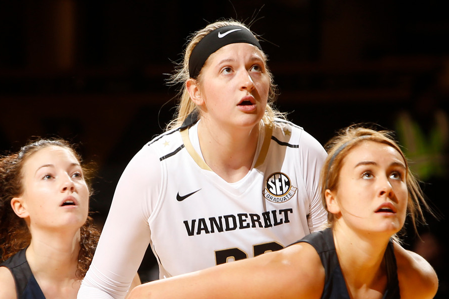 photo of Bree Horrocks playing basketball