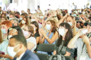 Chancellor Daniel Diermeier along with Provost Cybele Raver and Vice Chancellors welcome parents for Family Weekend during Conversation with the Chancellor on Alumni Lawn event.