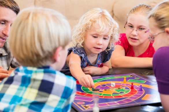 Children_playing_boardgame_fi Children playing a board game. (iStockphoto)