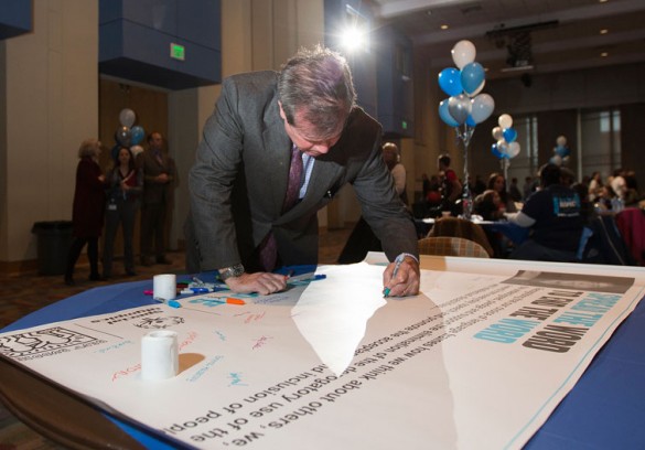 karl-dean-signs-pledge-r-word