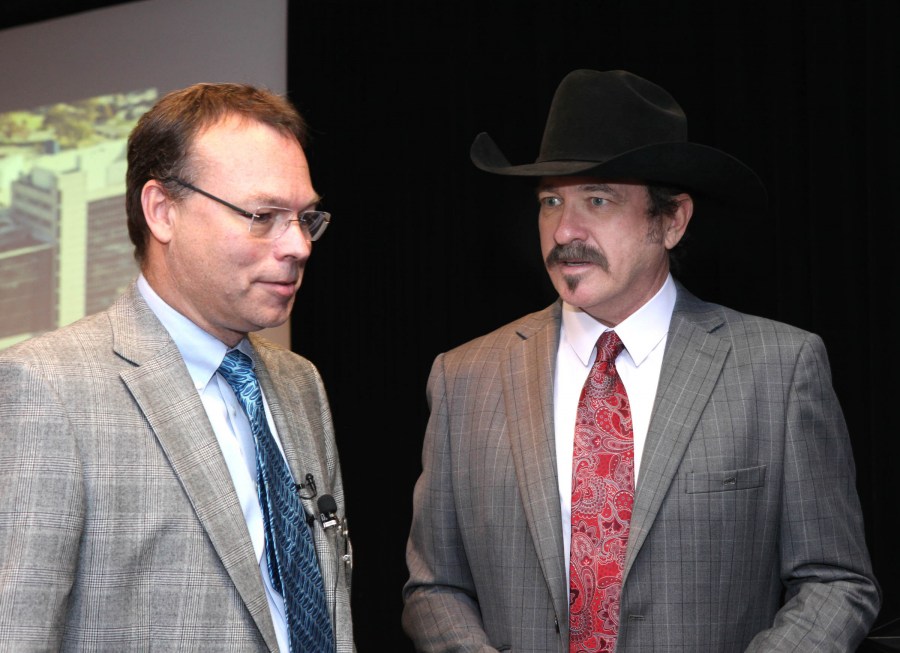 Jeff Balser, M.D., Ph.D., left, talks with country music star Kix Brooks, a longtime supporter of Children’s Hospital. (photo by Susan Urmy)