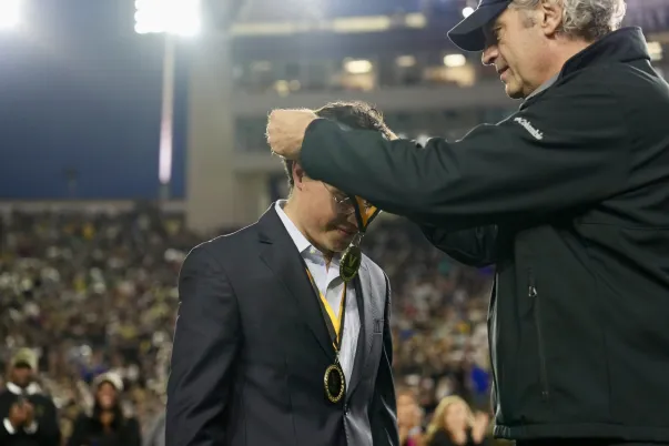 Chancellor Daniel Diermeier gives a medal to Class of 2025 Outstanding Senior winner Luis Enrique Otero Devoz, Nov. 9, 2024. (Harrison McClary/Vanderbilt)