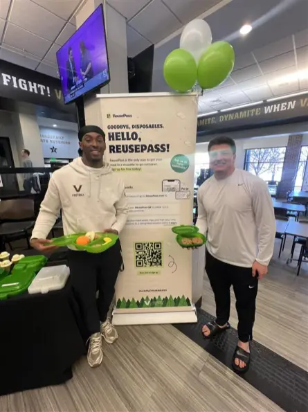 Students using ReusePass from Campus Dining