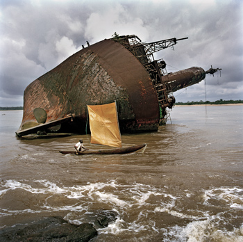 Hetherington_Liberia_shipwreck (photo by Tim Hetherington)