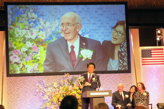 Shinzo_Abe_James_Auer_award