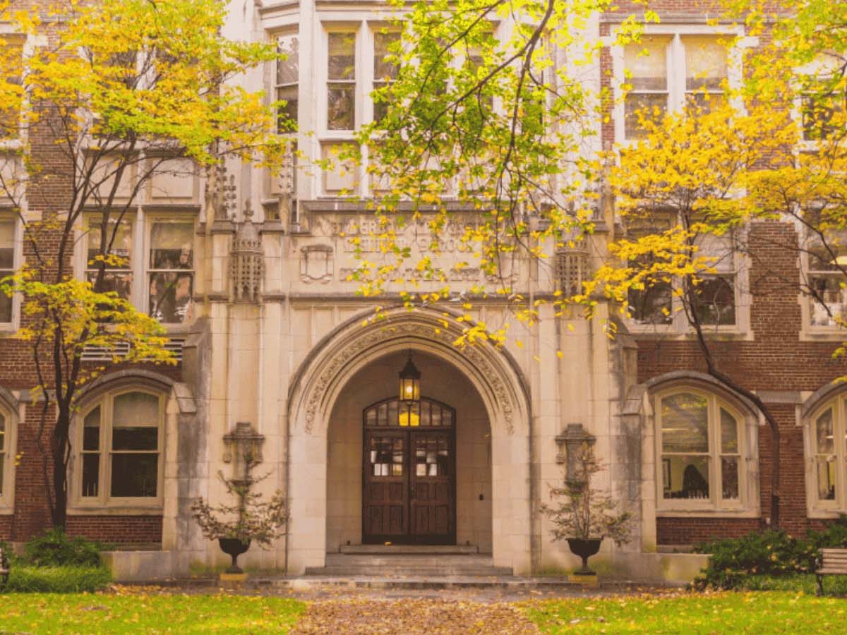 The historic entrance to the VUSM building, featuring an arched doorway and stone facade.