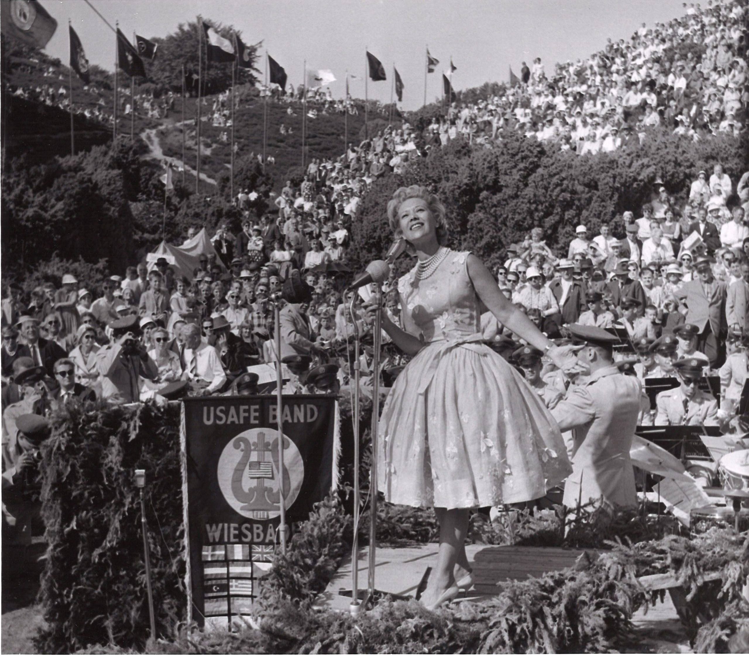 Dinah Shore singing