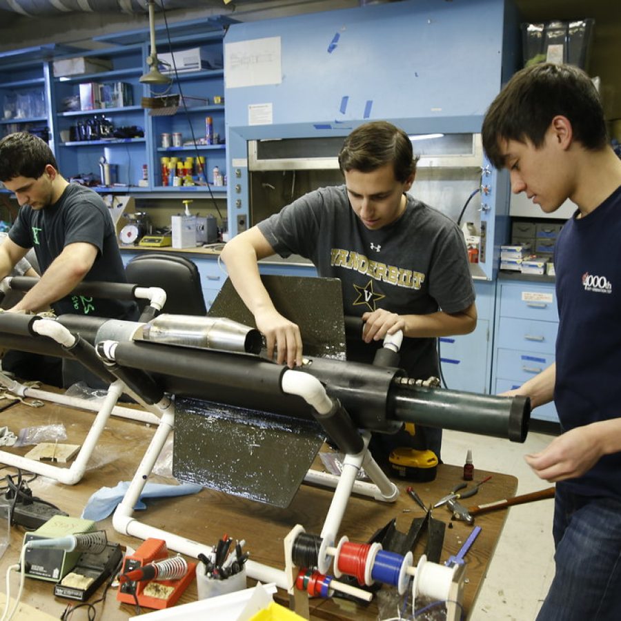  Students researching in the engineering school