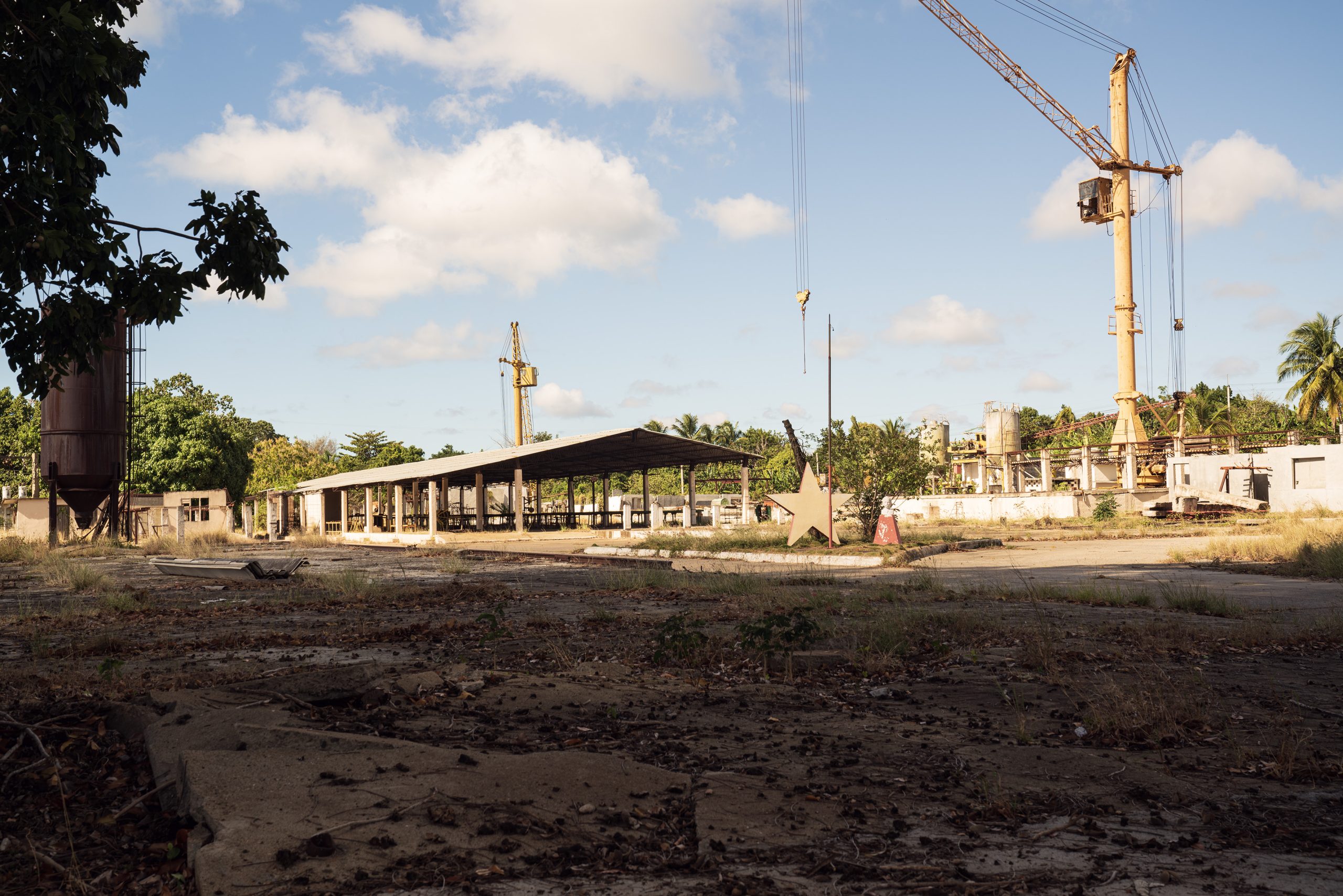 Caption: A specialized production plant in Cienfuegos, Cuba for IMS components, serving the central region of Cuba. The plant was acquired from Yugoslavia. Photograph by Vesna Pavlović.