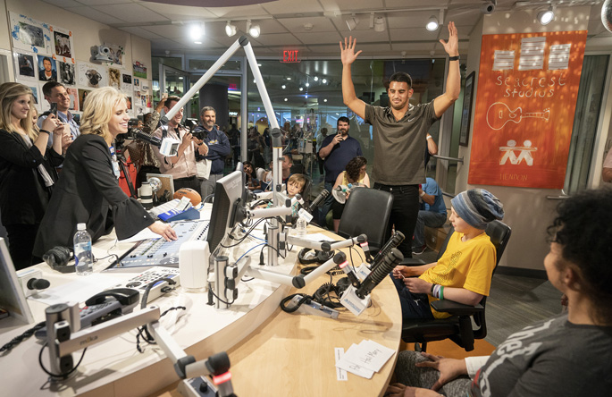 The National Football League draft descended on Nashville last week, but before the first selection was made, players and national media personalities came to Monroe Carell Jr. Children’s Hospital at Vanderbilt to visit with patients and family members in Seacrest Studio.  In the photo above, ABC’s “Good Morning America” anchor Robin Roberts was all smiles as she interacted with patients and families including Kelli Gooch, seated next to her, and John Majors. In the photo below, Tennessee Titans quarterback Marcus Mariota signaled a touchdown during his visit.
