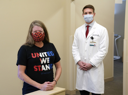 Patient Michelle O’Donnell poses with Eric Bowman, MD, during a follow-up appointment at the Vanderbilt Orthopaedic Injury Clinic held at Vanderbilt Orthopaedics Franklin.